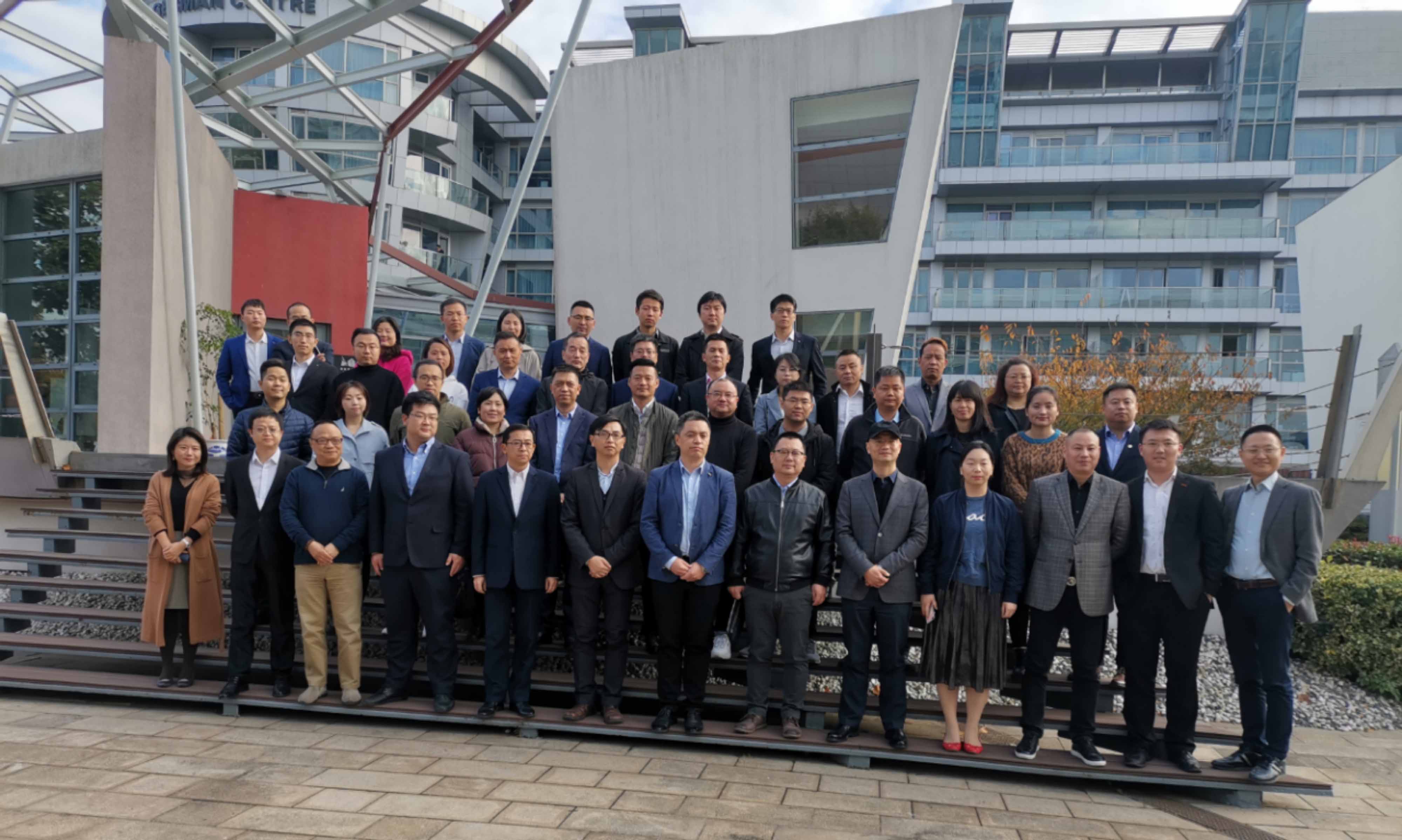 Group photo of Shanghai Property Management Industry Association, Shanghai International Building Owners and Property Management Industry Exhibition Organizing Committee at GECC